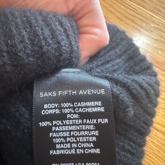 Saks Fifth Avenue Black Knit Cashmere Pom-Pom Beanie NWT - Picture 2 of 2